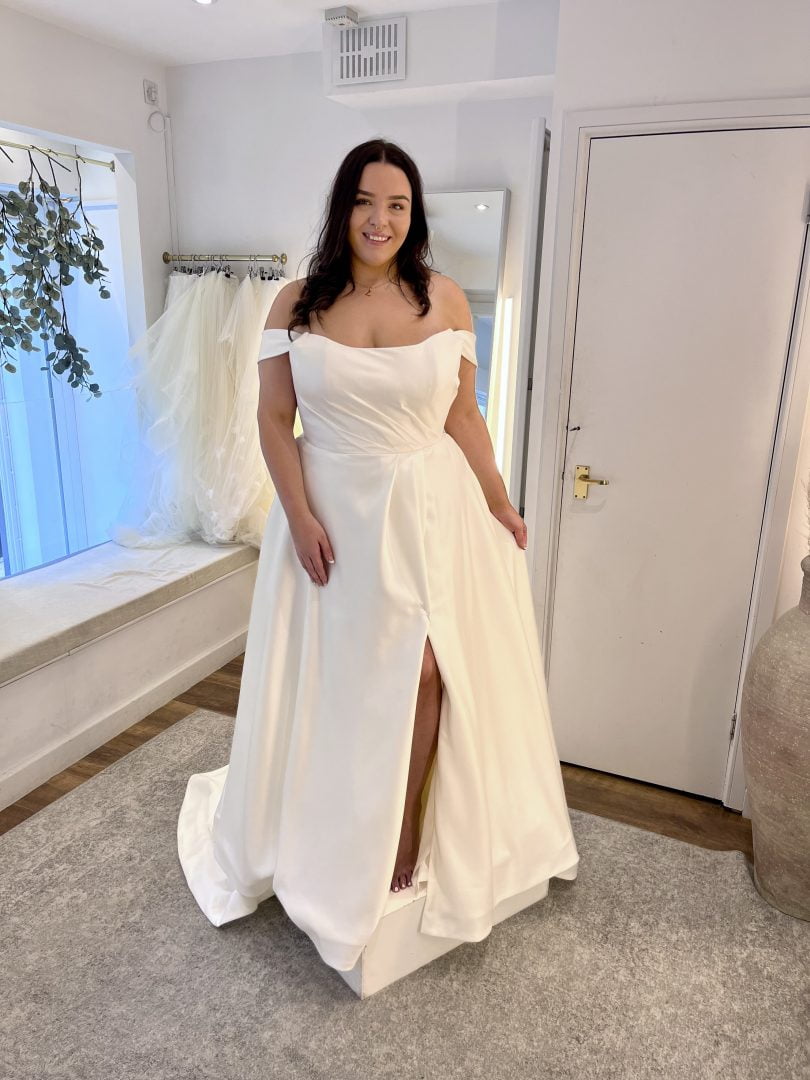 ELBETH GILLIS PIPER PLUS SIZE WEDDING GOWN FLATTERING