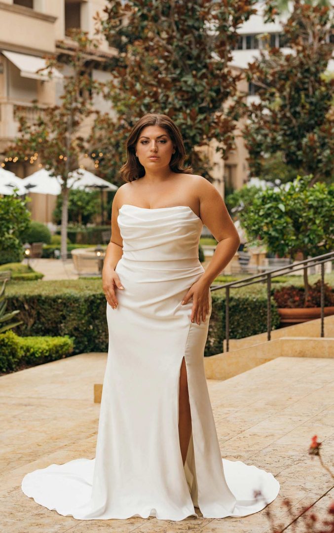 D3634 fitted dress for curvy girl