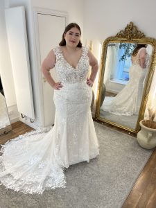 EMBER JUSTIN ALEXANDER CURVE GOWN FITTED LACE GOWN LONDON CURVES