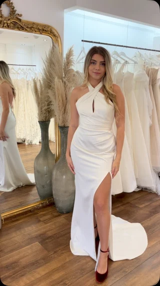 Marry your look together with the perfect accessories ✨🤍
We are obsessed with these Bordeaux shoes from @harrietwildeshoes perfectly paired with our custom @elbethgillis gown 
Book in now via our website to find your dream dress with us at our London bridal boutique