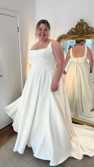 Things you DON’T need to apologize for at your bridal appointment:
Your underwear. Your body hair. Your emotions.
No makeup? Totally fine.
Feeling nervous? We got you.
This is a judgment-free zone—you’re here to feel amazing, not perfect.
Come as you are, always.
Let us help you find your dream dress with us an Angelica Bridal Curve 🤍✨