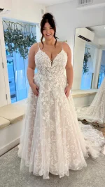 If glitter and lace is your vibe then we have the perfect gown for you ✨🌸
Plus size bridal | bride to be | curvy bride | curve | mid size | London