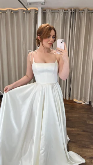 These little bow details are EVERYTHING 🤍✨
@elbethgillis | plain wedding dress | bow trend | bride to be | 2026 bride